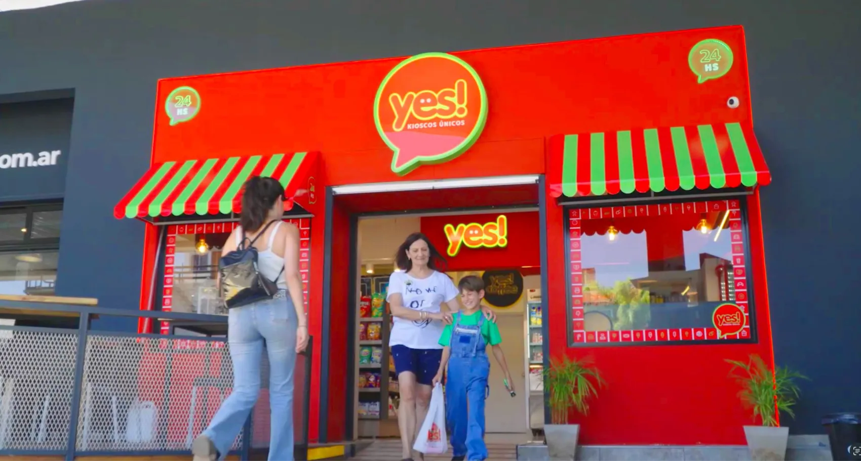 Local YES! Kioscos Únicos con toldos a rayas y cartelería luminosa